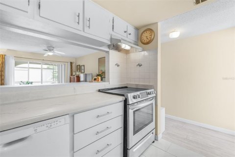 Condo in Seminole, Florida, 2 bedrooms № 2210235 - photo 10
