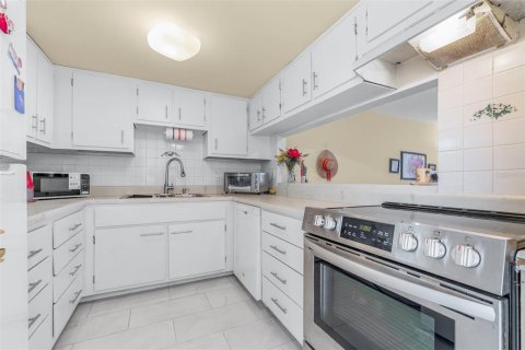 Condo in Seminole, Florida, 2 bedrooms № 2210235 - photo 8