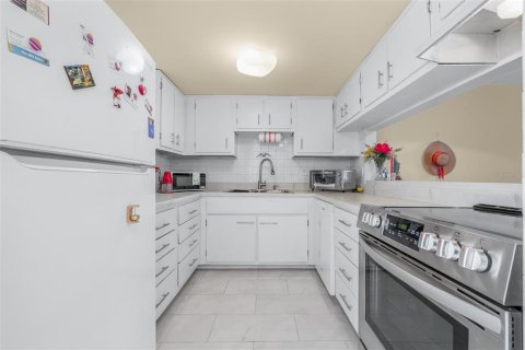 Condo in Seminole, Florida, 2 bedrooms № 2210235 - photo 7