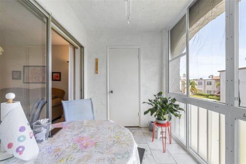 Condo in Seminole, Florida, 2 bedrooms № 2210235 - photo 15