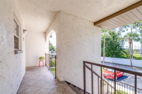 Condo in Seminole, Florida, 2 bedrooms № 2210235 - photo 4