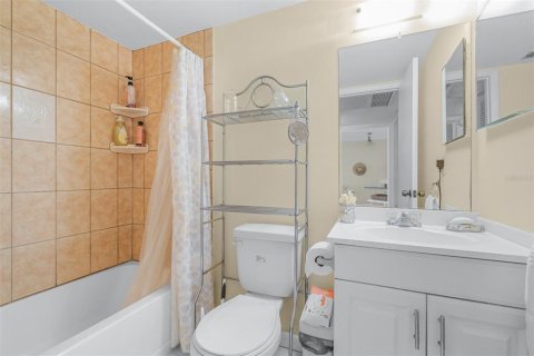 Condo in Seminole, Florida, 2 bedrooms № 2210235 - photo 19