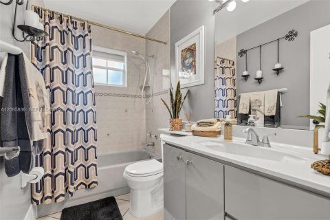 Casa en venta en Hialeah, Florida, 3 dormitorios, 105.35 m2 № 2387774 - foto 18
