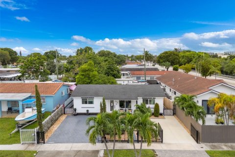 Casa en venta en Hialeah, Florida, 3 dormitorios, 105.35 m2 № 2387774 - foto 30