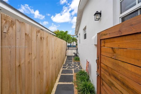 Casa en venta en Hialeah, Florida, 3 dormitorios, 105.35 m2 № 2387774 - foto 28