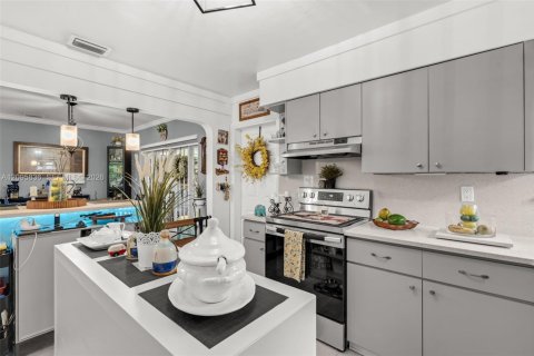 Casa en venta en Hialeah, Florida, 3 dormitorios, 105.35 m2 № 2387774 - foto 11