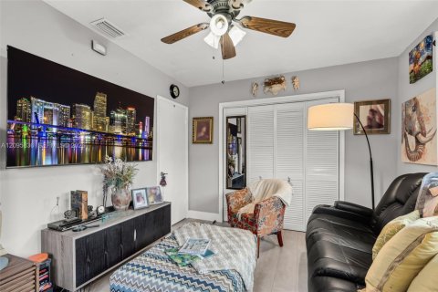 Casa en venta en Hialeah, Florida, 3 dormitorios, 105.35 m2 № 2387774 - foto 20