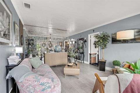 Casa en venta en Hialeah, Florida, 3 dormitorios, 105.35 m2 № 2387774 - foto 3