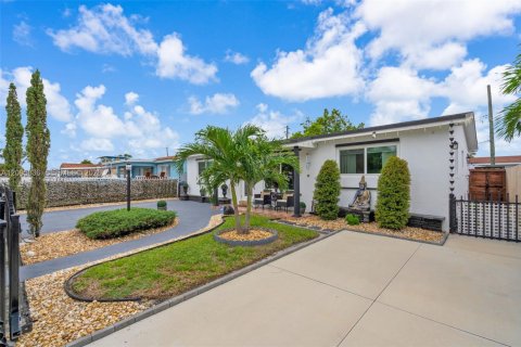 Casa en venta en Hialeah, Florida, 3 dormitorios, 105.35 m2 № 2387774 - foto 2