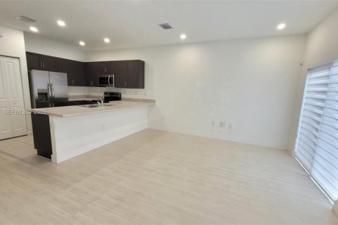 Adosado en alquiler en Miami, Florida, 3 dormitorios, 141.21 m2 № 2068063 - foto 4