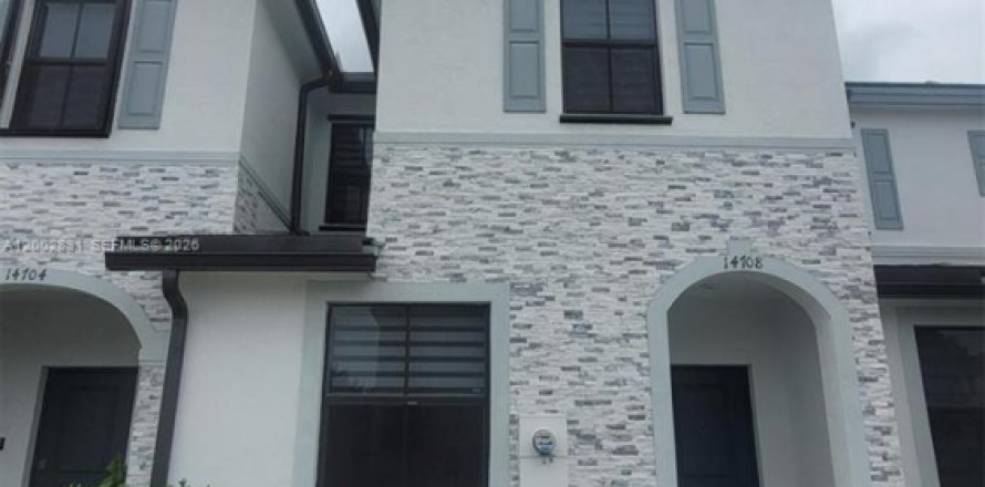 Adosado en Miami, Florida 3 dormitorios, 141.21 m2 № 2068063