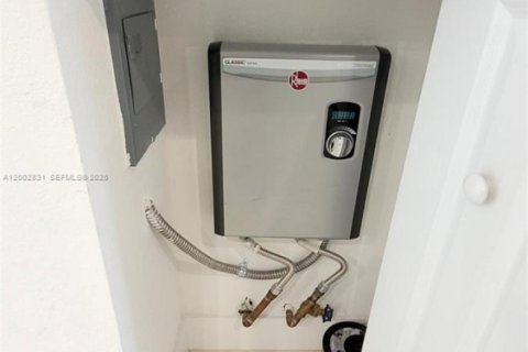 Adosado en alquiler en Miami, Florida, 3 dormitorios, 141.21 m2 № 2068063 - foto 7