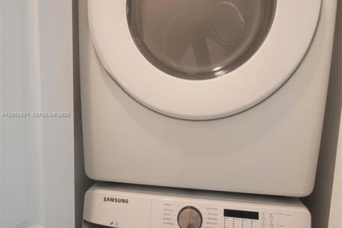 Adosado en alquiler en Miami, Florida, 3 dormitorios, 141.21 m2 № 2068063 - foto 16