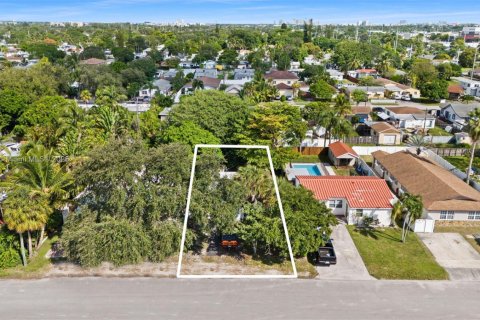 House in Hollywood, Florida 3 bedrooms, 128.02 sq.m. № 2013492 - photo 3