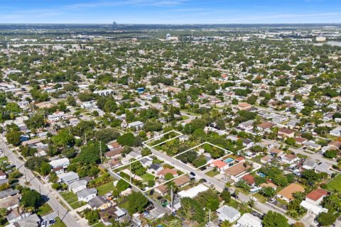 House in Hollywood, Florida 3 bedrooms, 128.02 sq.m. № 2013492 - photo 10