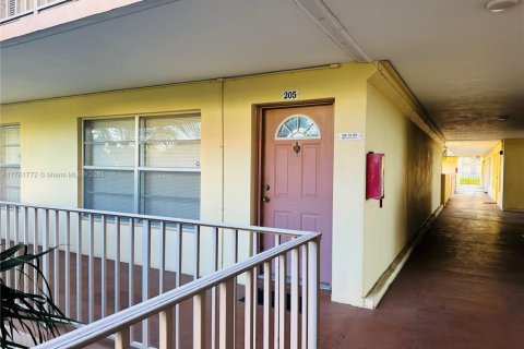 Condo in Lauderdale Lakes, Florida, 1 bedroom  № 1695892 - photo 14