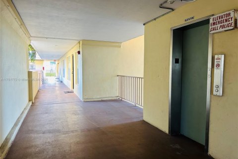 Condo in Lauderdale Lakes, Florida, 1 bedroom  № 1695892 - photo 16