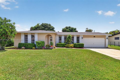 House in Plantation, Florida 2 bedrooms, 115.85 sq.m. № 2319475
