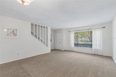Townhouse in Temple Terrace, Florida 2 bedrooms, 116.13 sq.m. № 2223493 - photo 3