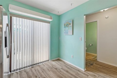 Townhouse in Temple Terrace, Florida 2 bedrooms, 116.13 sq.m. № 2223493 - photo 9