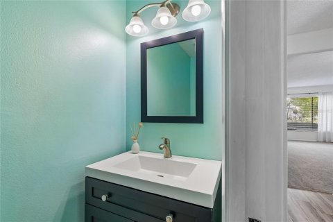 Townhouse in Temple Terrace, Florida 2 bedrooms, 116.13 sq.m. № 2223493 - photo 10