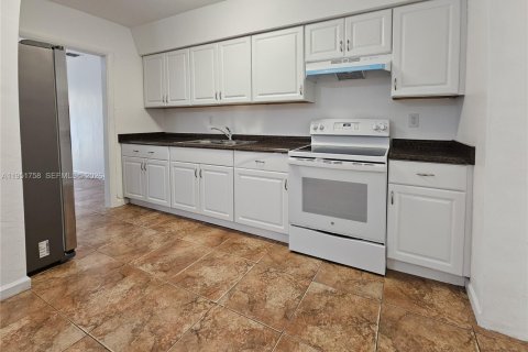 Casa en alquiler en Miami, Florida, 2 dormitorios, 234.39 m2 № 2008547 - foto 7