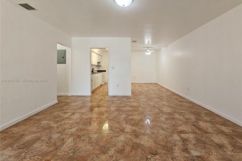 Casa en alquiler en Miami, Florida, 2 dormitorios, 234.39 m2 № 2008547 - foto 5