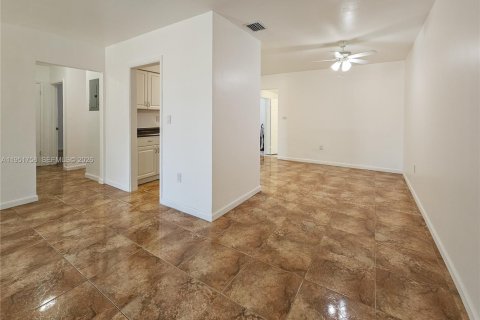 Casa en alquiler en Miami, Florida, 2 dormitorios, 234.39 m2 № 2008547 - foto 4