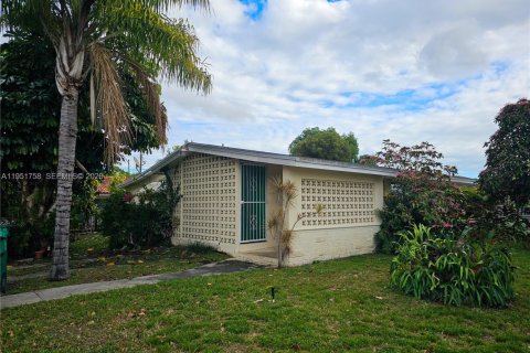 Casa en alquiler en Miami, Florida, 2 dormitorios, 234.39 m2 № 2008547 - foto 17