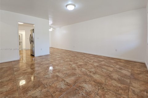 Casa en alquiler en Miami, Florida, 2 dormitorios, 234.39 m2 № 2008547 - foto 6