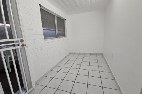 Casa en alquiler en Miami, Florida, 2 dormitorios, 234.39 m2 № 2008547 - foto 19