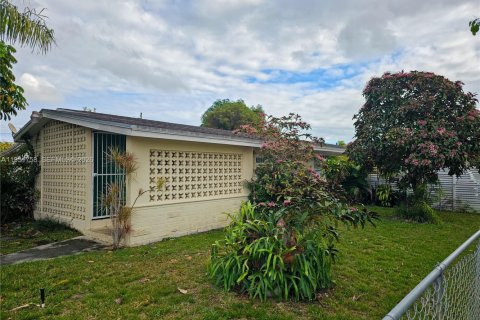 Casa en alquiler en Miami, Florida, 2 dormitorios, 234.39 m2 № 2008547 - foto 18