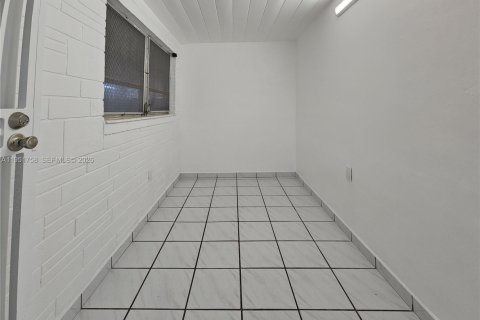 Casa en alquiler en Miami, Florida, 2 dormitorios, 234.39 m2 № 2008547 - foto 20