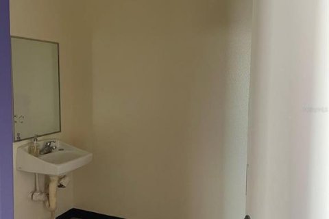 Propiedad comercial en alquiler en Largo, Florida, 150.59 m2 № 1555234 - foto 3