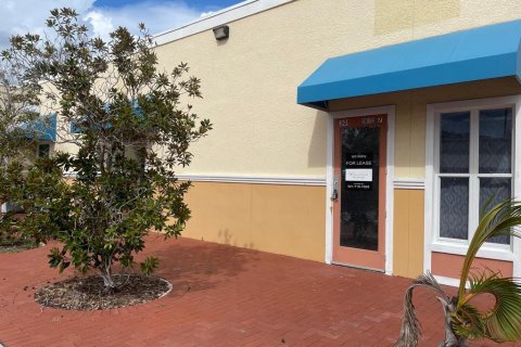 Propiedad comercial en alquiler en Largo, Florida, 150.59 m2 № 1555234 - foto 1
