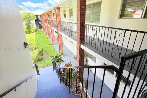 Condo in Hollywood, Florida, 2 bedrooms  № 1950986 - photo 26