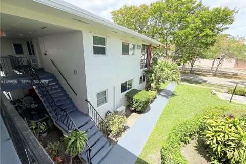 Condo in Hollywood, Florida, 2 bedrooms  № 1950986 - photo 29