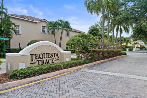 Condo in Tequesta, Florida, 2 bedrooms  № 1091996 - photo 1