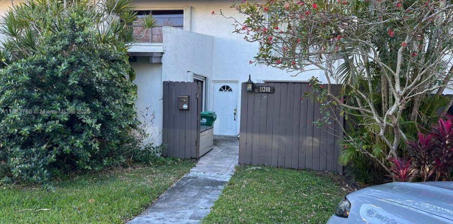 Adosado en Miami, Florida 3 dormitorios, 128.02 m2 № 1891928