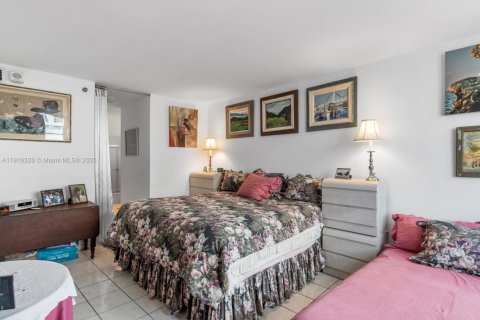 Condo in Miami Beach, Florida, 1 bedroom  № 1974545 - photo 21