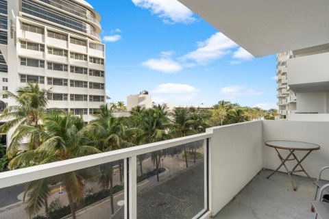 Condo in Miami Beach, Florida, 1 bedroom  № 1974545 - photo 1