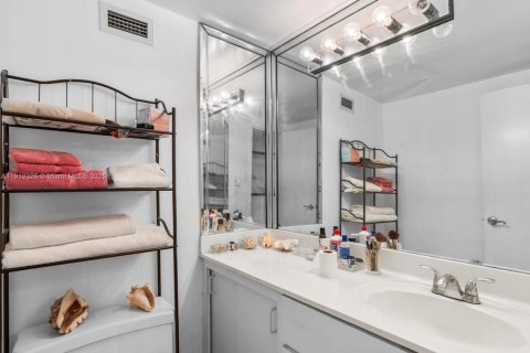 Condo in Miami Beach, Florida, 1 bedroom  № 1974545 - photo 16