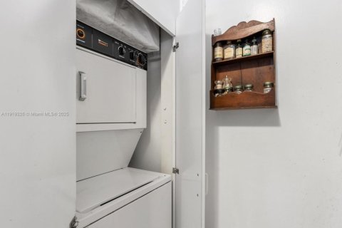 Condo in Miami Beach, Florida, 1 bedroom  № 1974545 - photo 23