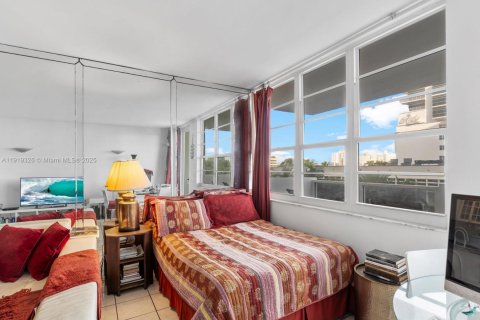 Condo in Miami Beach, Florida, 1 bedroom  № 1974545 - photo 11