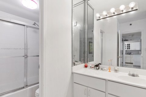 Condo in Miami Beach, Florida, 1 bedroom  № 1974545 - photo 17