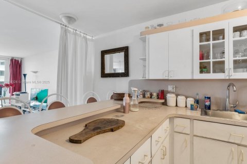 Condo in Miami Beach, Florida, 1 bedroom  № 1974545 - photo 15