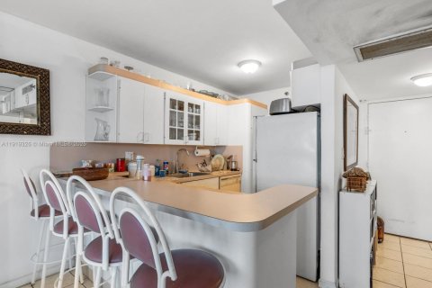 Condo in Miami Beach, Florida, 1 bedroom  № 1974545 - photo 13