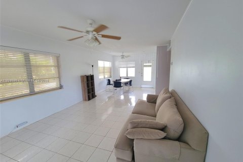 Condo in Lighthouse Point, Florida, 1 bedroom  № 1704948 - photo 14