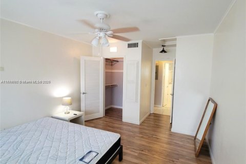 Condo in Lighthouse Point, Florida, 1 bedroom  № 1704948 - photo 17