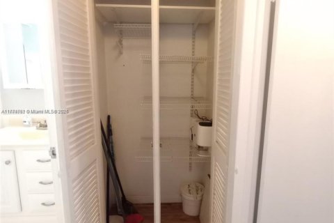 Condo in Lighthouse Point, Florida, 1 bedroom  № 1704948 - photo 26